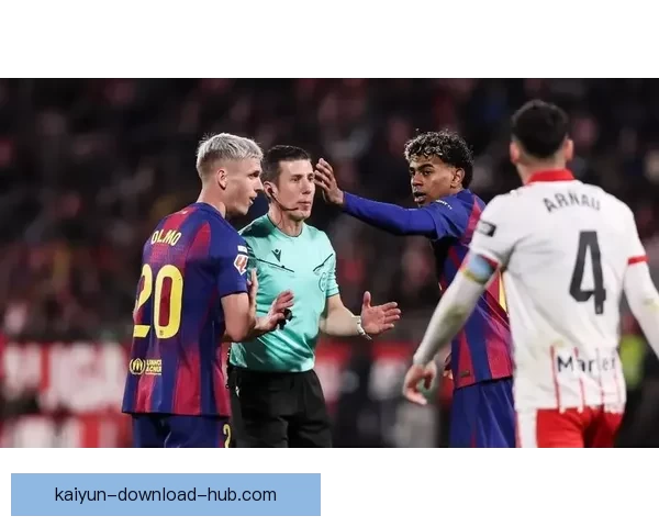 巴萨球员脚踩马竞球员脚踝无红牌 皇马队长妻子愤怒批评裁判偏袒