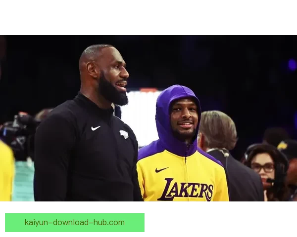 詹姆斯高光之夜携布朗尼同框引爆全场他究竟是谁再度封神之问